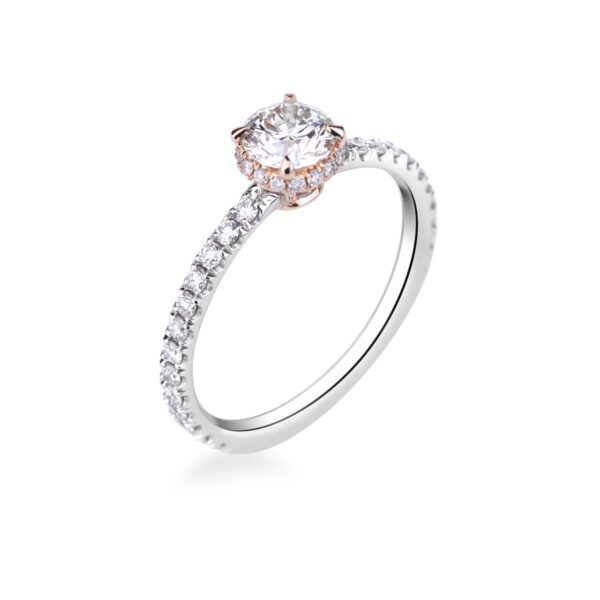 Bague en or blanc et or rose sertie d’un diamant central de 0,52 carat entouré de 44 petits diamants.