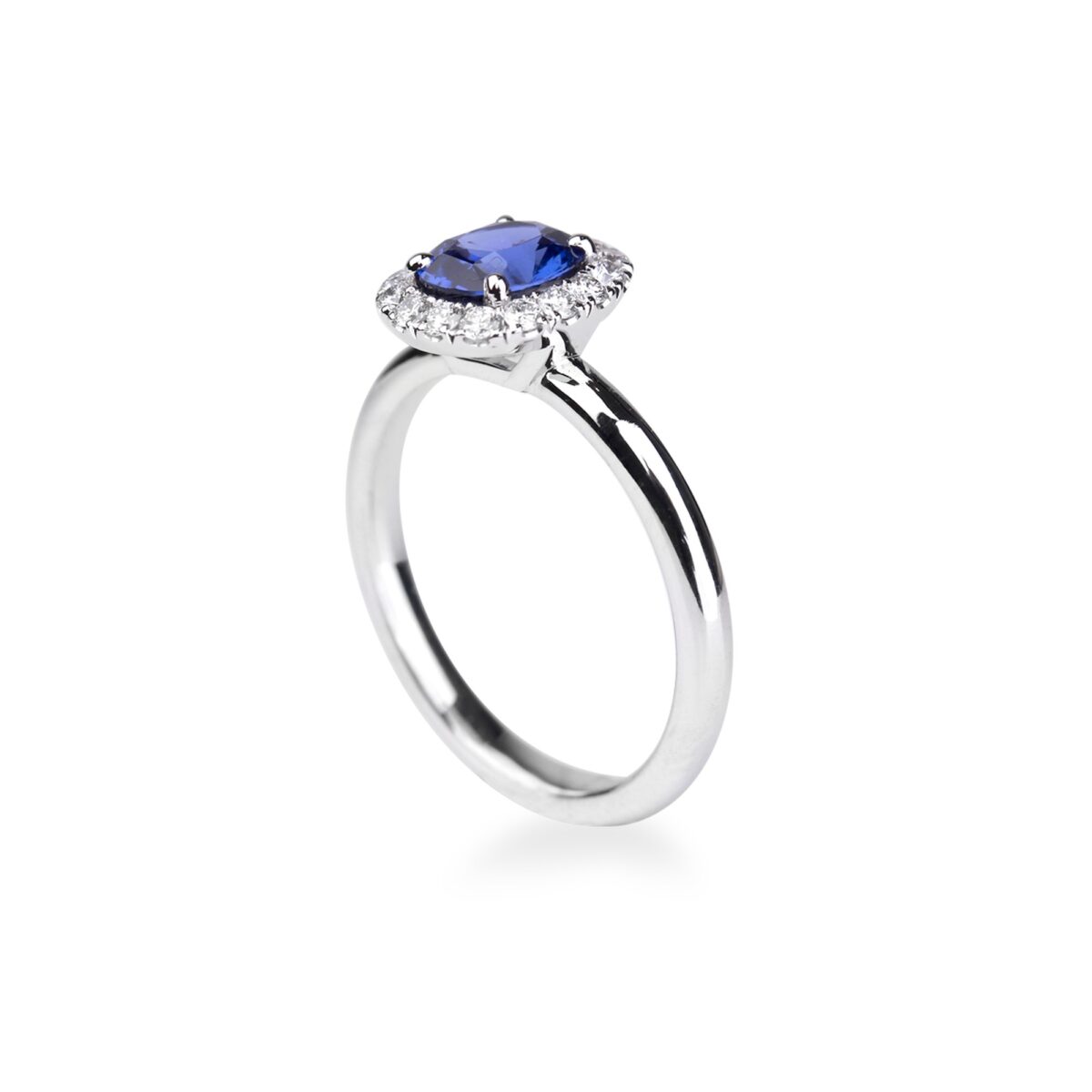 Bague saphir bleu ovale et entourage diamants