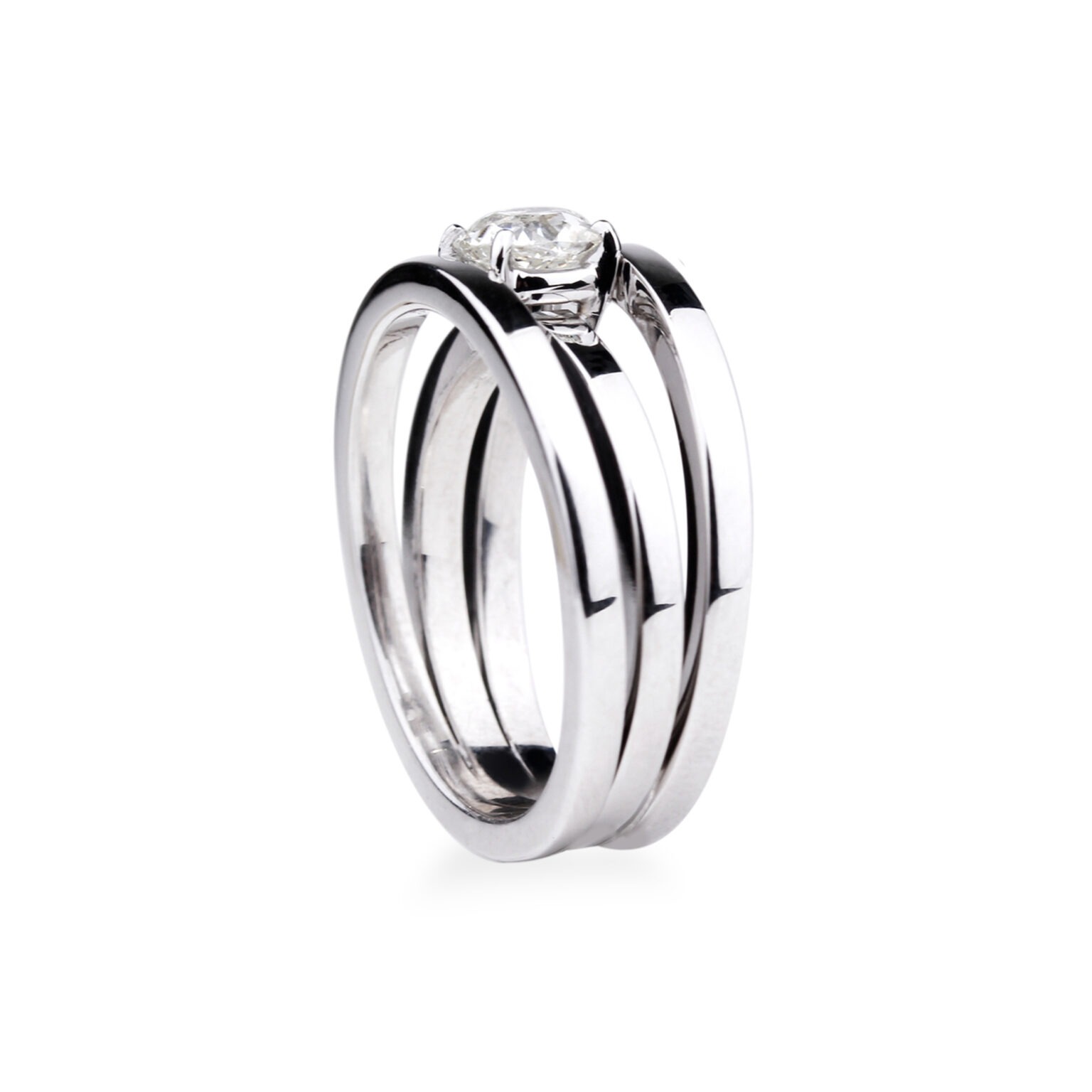 Solitaire Diamant taille brillant serti sur un corps de bague triple en or blanc