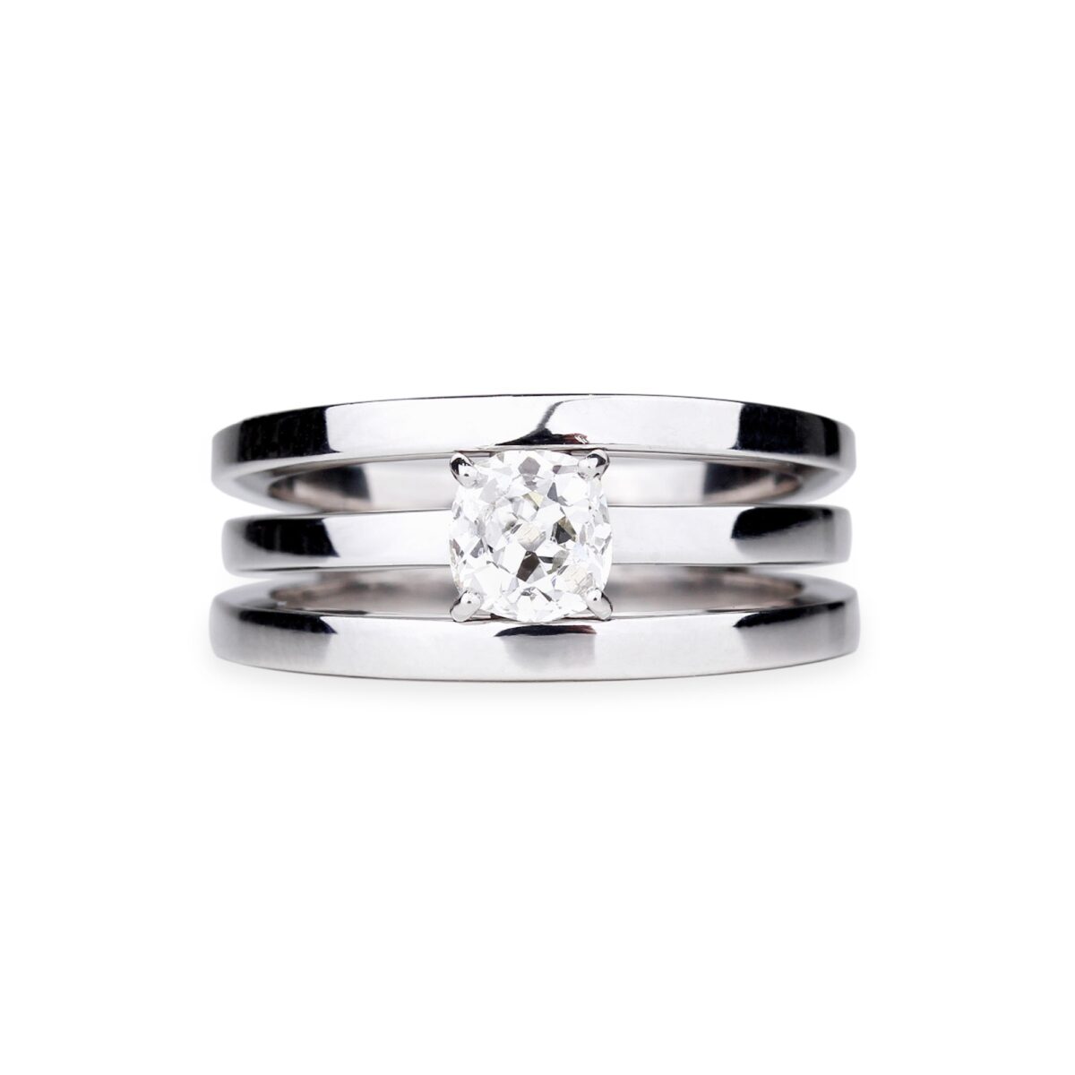 Solitaire Diamant taille brillant serti sur un corps de bague triple en or blanc