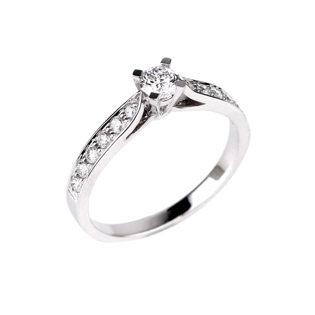 Bague en or blanc 18K avec diamant central de 0,20 carat et pavage de 12 diamants.