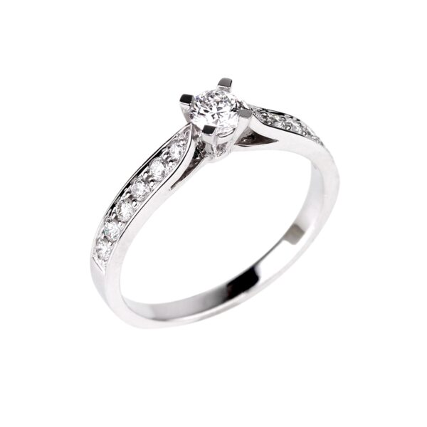 Bague en or blanc 18K avec diamant central de 0,20 carat et pavage de 12 diamants.