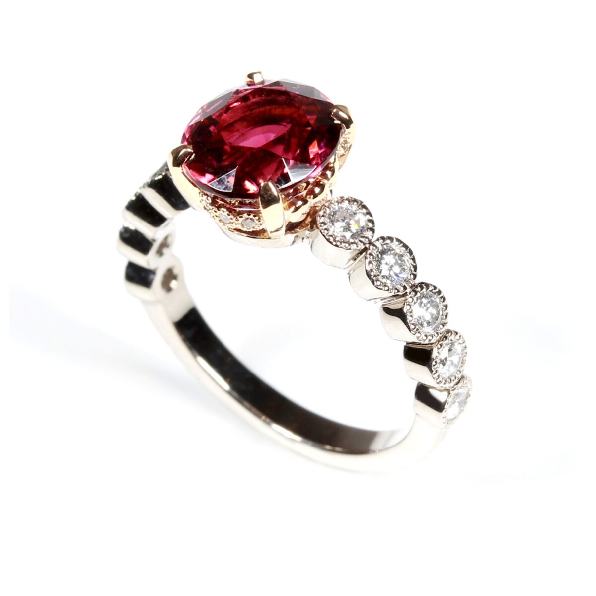 Bague rubellite, diamants sertis millegrain