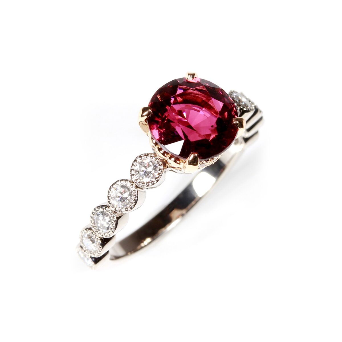 Bague rubellite, diamants sertis millegrain