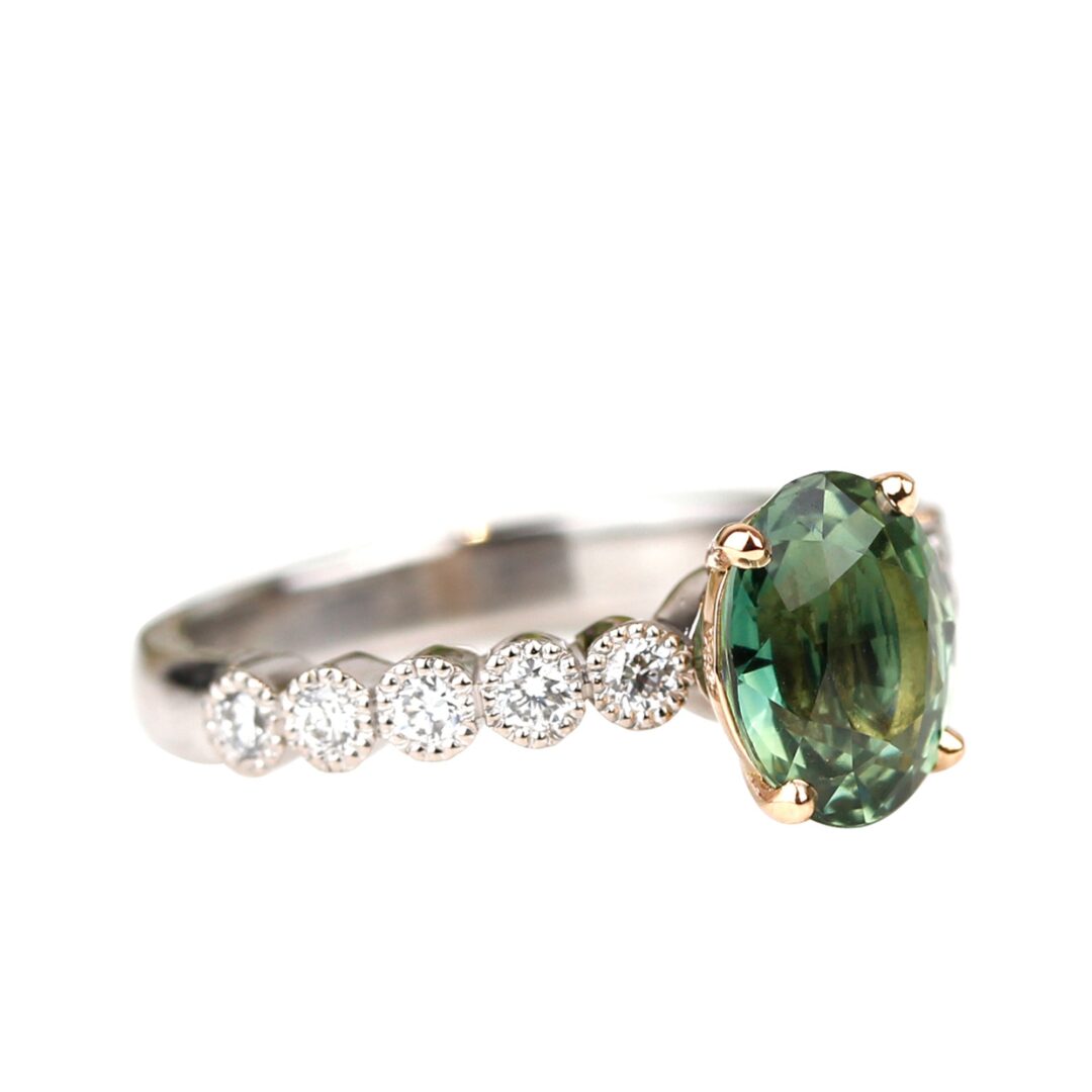 Bague saphir vert diamants serti millegrain