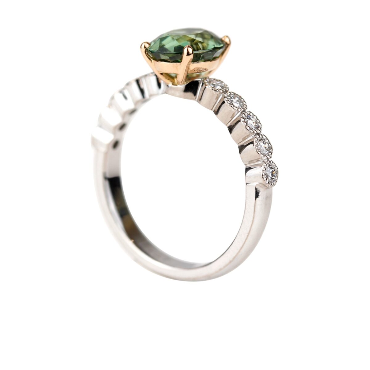 Bague saphir vert diamants serti millegrain