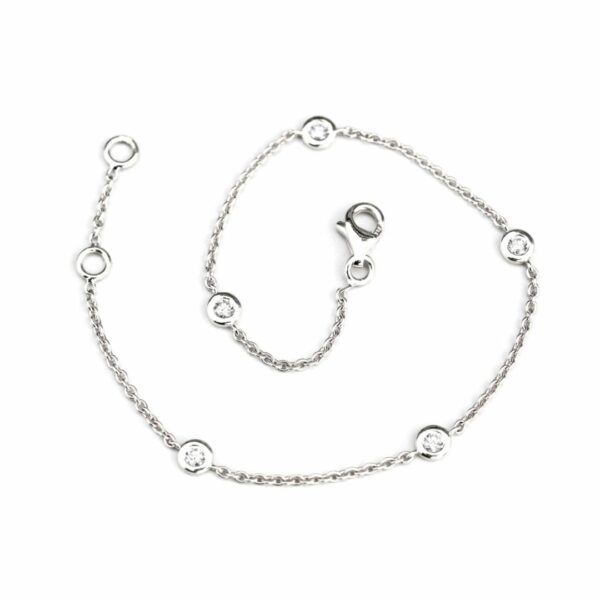 Bracelet souple or blanc parsemé de cinq diamants sertis clos