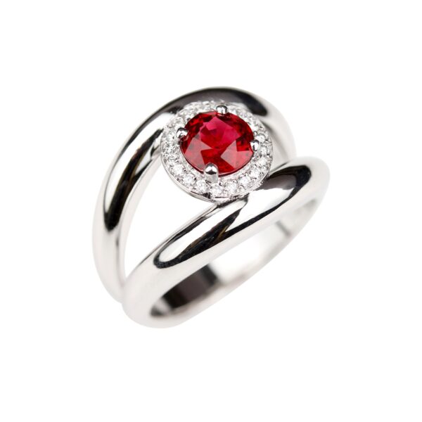 Bague sertie d'un spinelle rouge entourage diamants or blanc