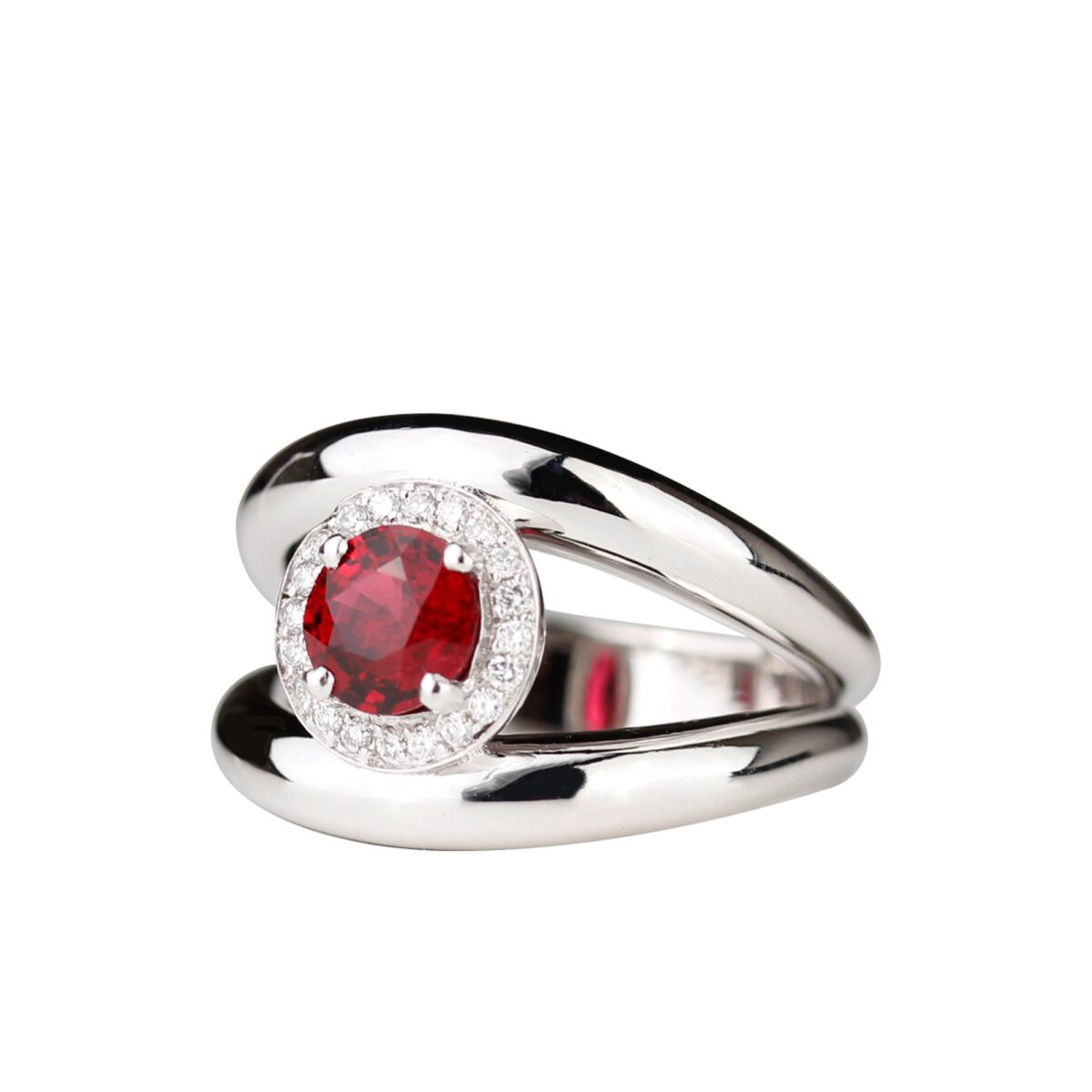 Bague sertie d'un spinelle rouge entourage diamants or blanc