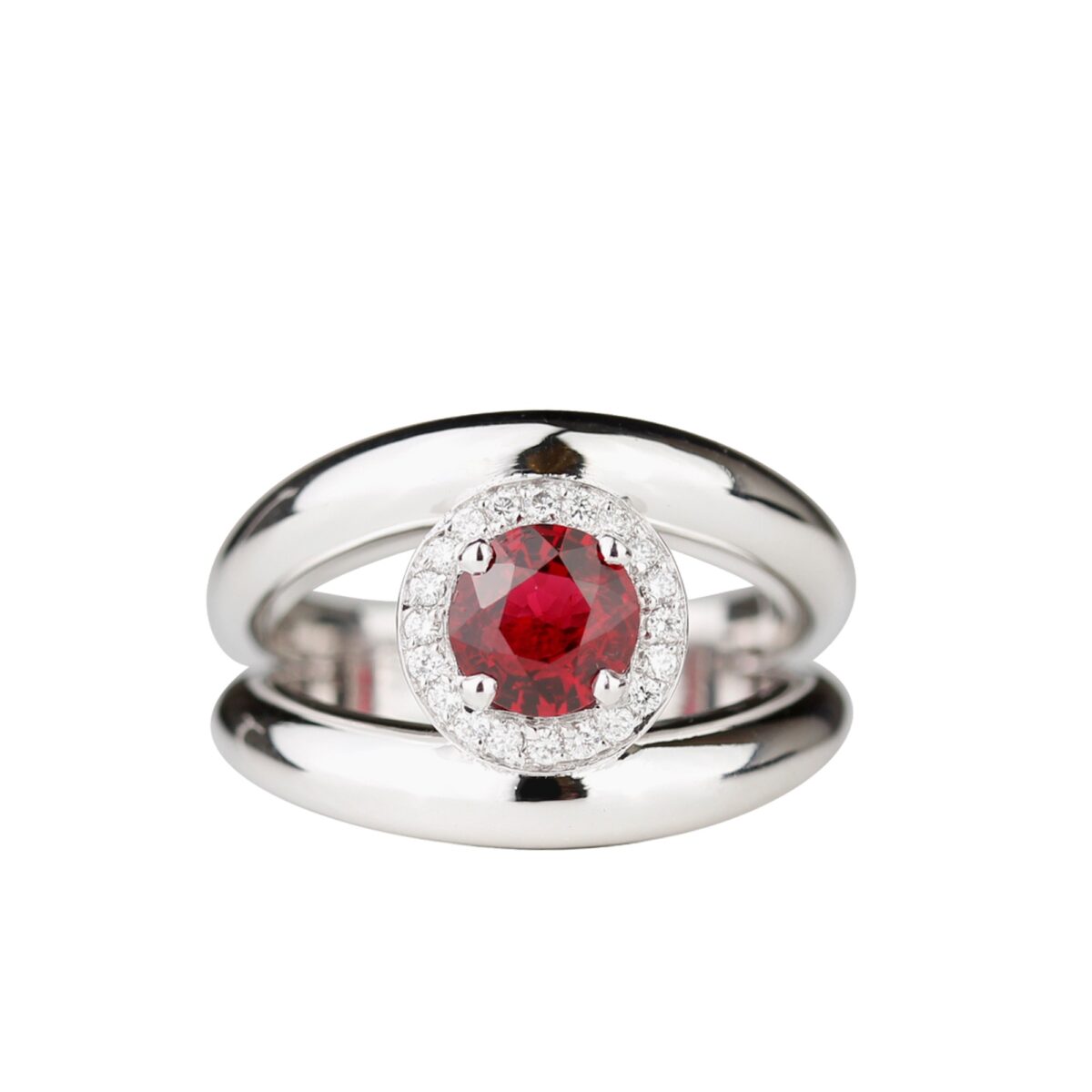 Bague sertie d'un spinelle rouge entourage diamants or blanc