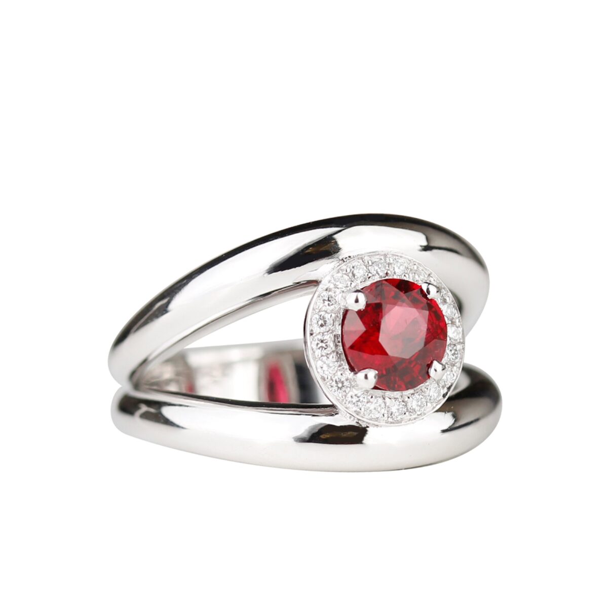 Bague sertie d'un spinelle rouge entourage diamants or blanc