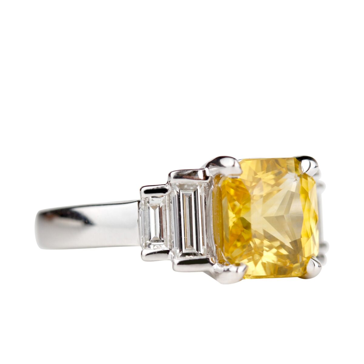 Bague saphir jaune et diamants baguette