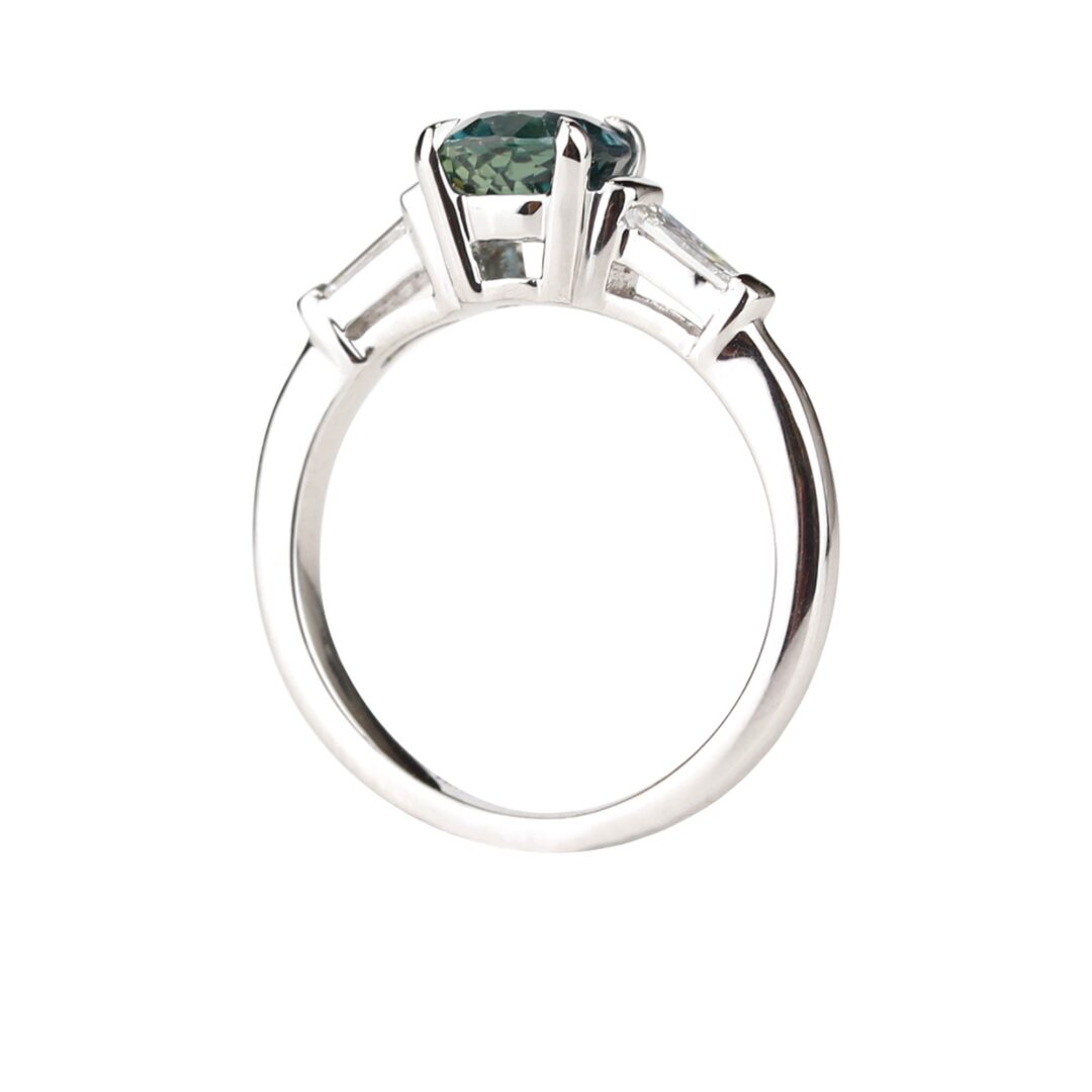 Bague saphir vert ovale et diamants