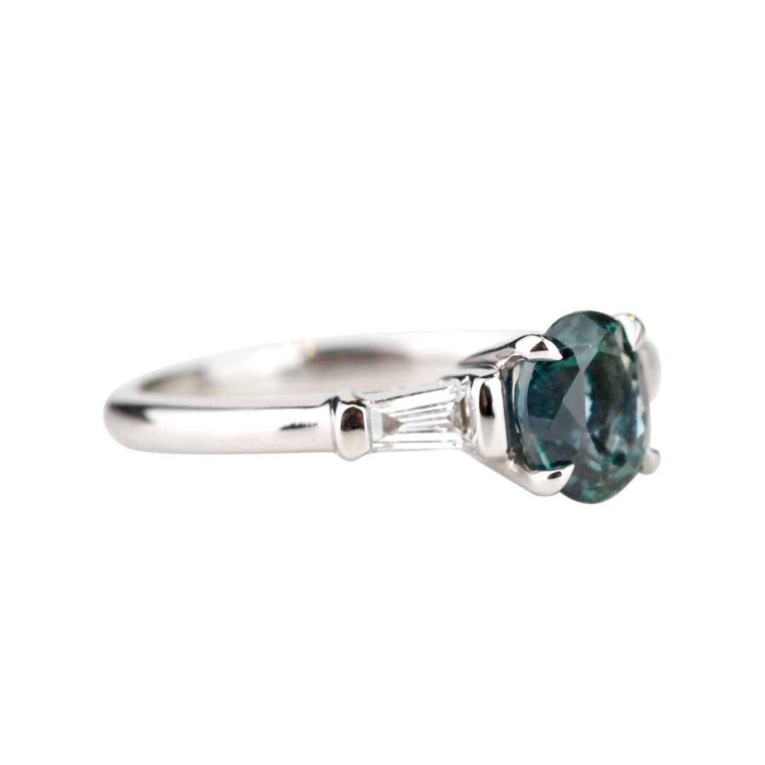 Bague saphir vert ovale et diamants