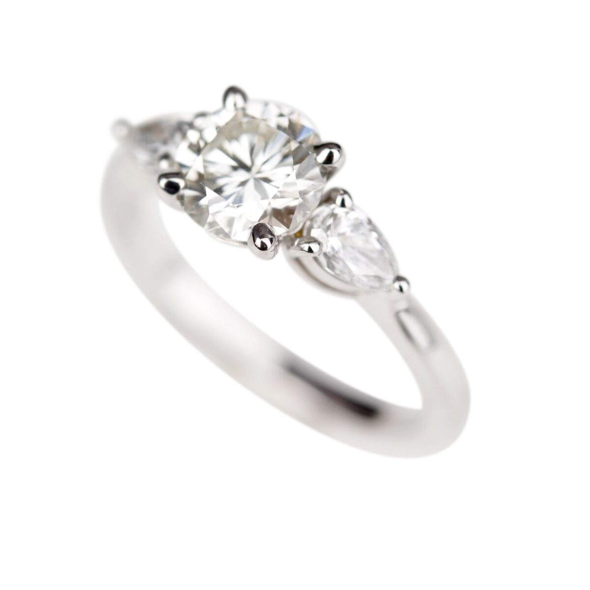 Solitaire diamant et diamants poire