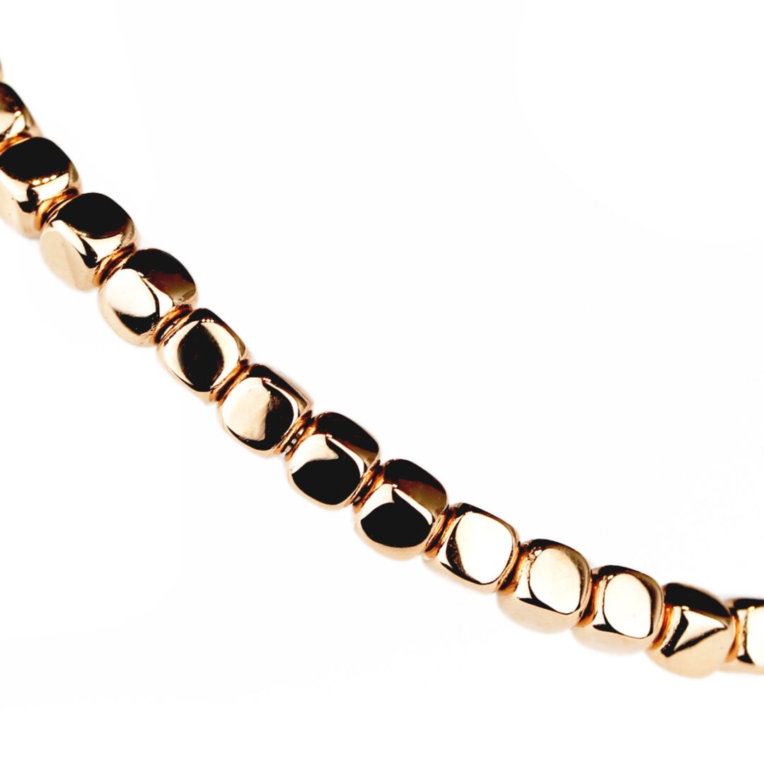 Bracelet composé de dés d'or rose