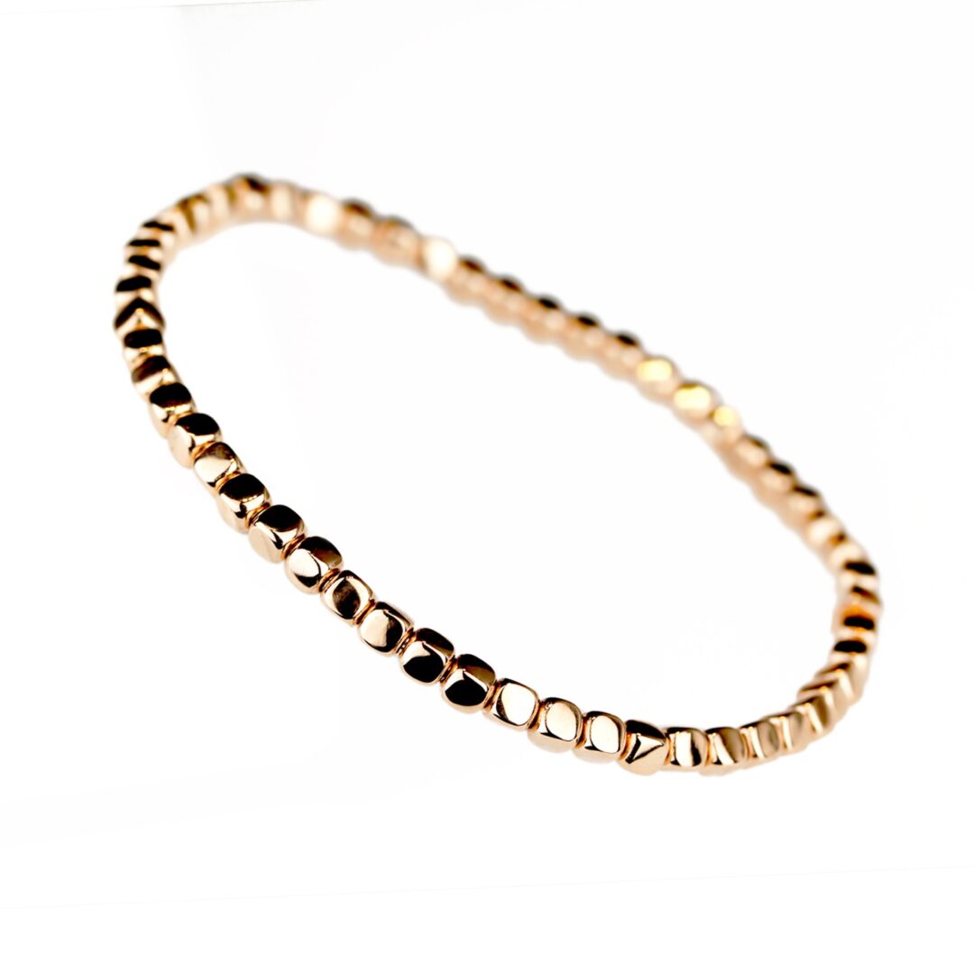 Bracelet composé de dés d'or rose