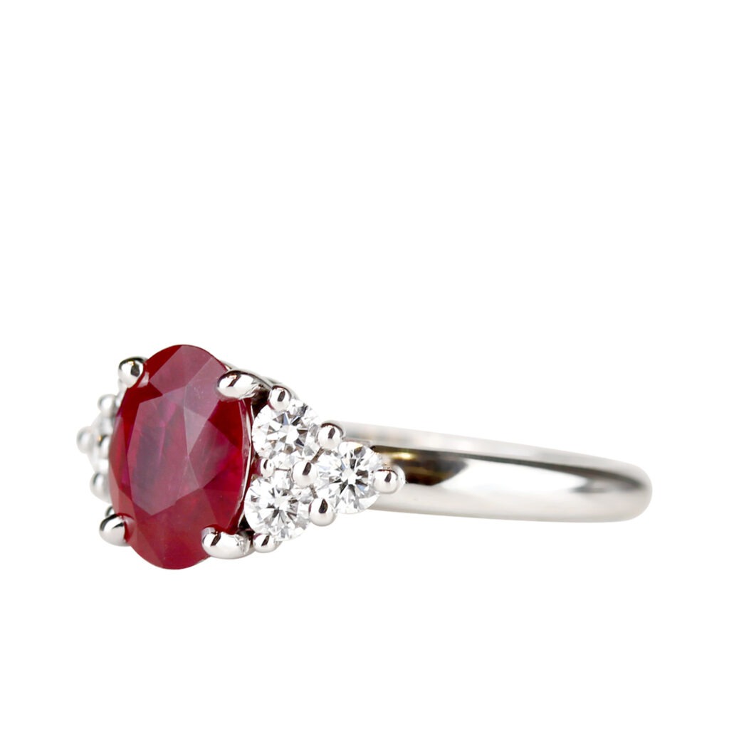 Bague fiançailles rubis ovale et diamants