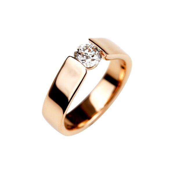 Solitaire diamant serti en demi-clos sur anneau jonc en or rose 18 K