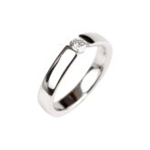 Bague en or blanc 18K avec diamant taille brillant de 0,20 carat serti en demi-clos sur un anneau jonc.