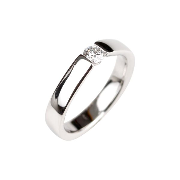 Solitaire diamant serti en demi-clos sur anneau jonc en or blanc 18 K
