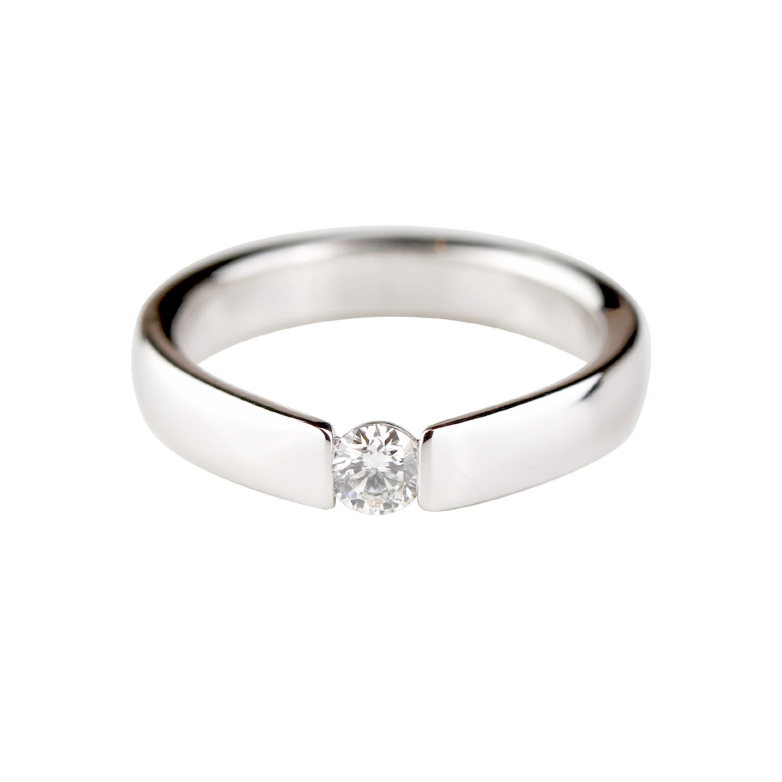 Solitaire diamant serti en demi-clos sur anneau jonc en or blanc 18 K