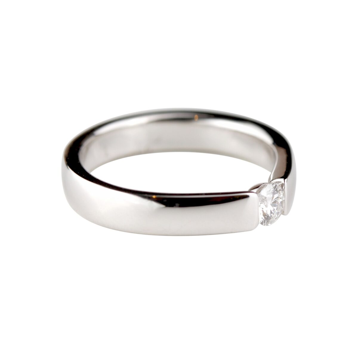 Solitaire diamant serti en demi-clos sur anneau jonc en or blanc 18 K