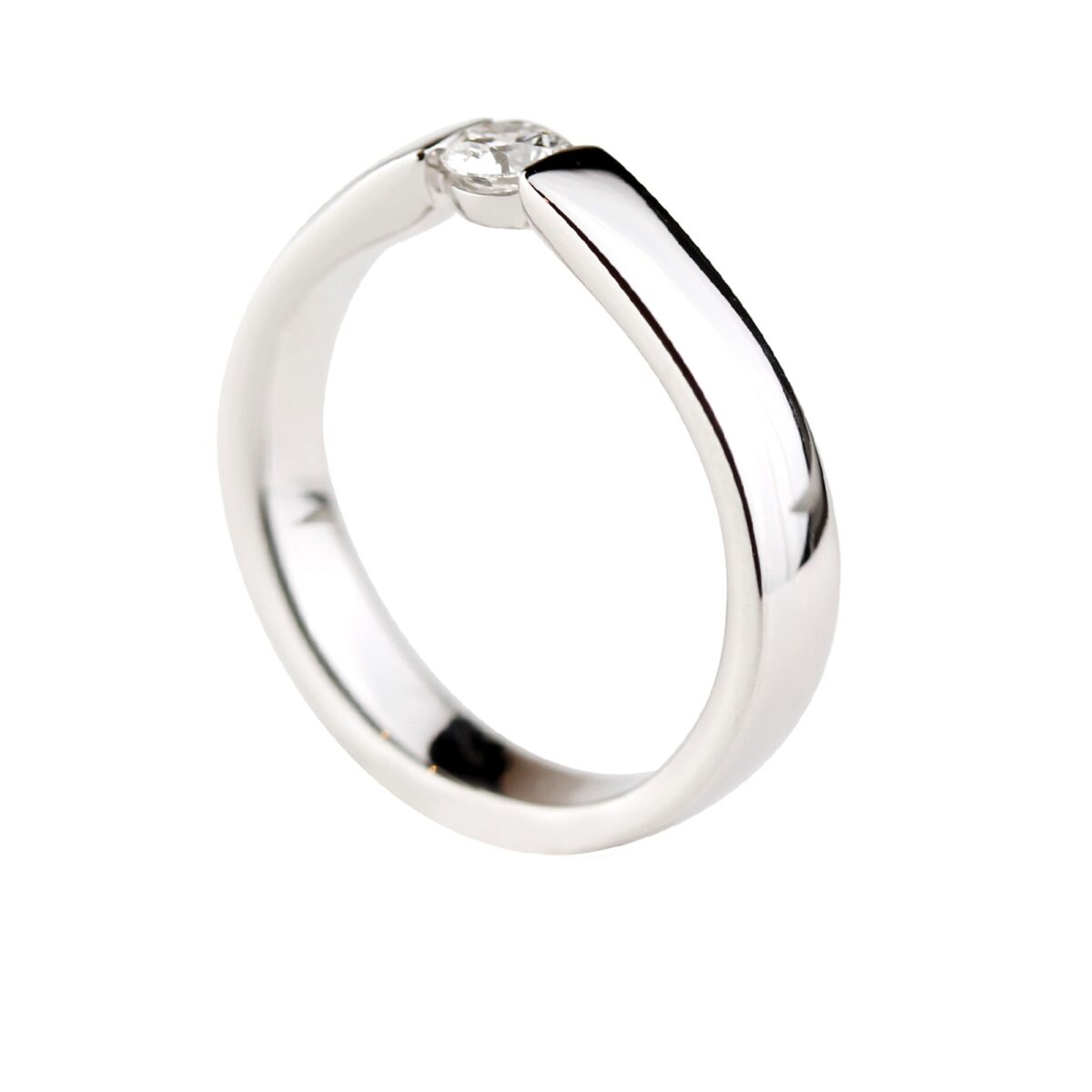 Solitaire diamant serti en demi-clos sur anneau jonc en or blanc 18 K