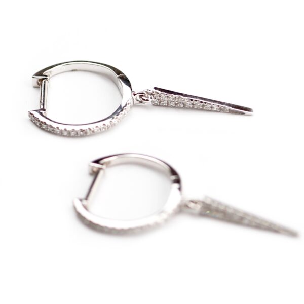 Boucles d'oreilles pendantes pic diamants et or blanc