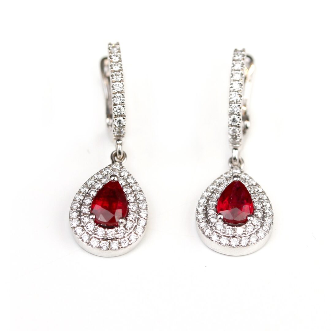 Boucles d'oreilles rubis et double entourage diamants