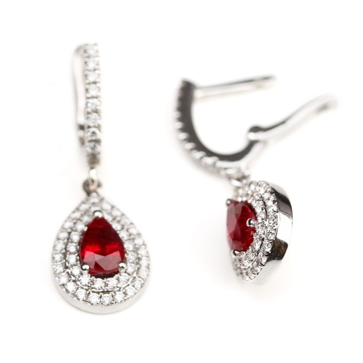 Boucles d'oreilles rubis et double entourage diamants