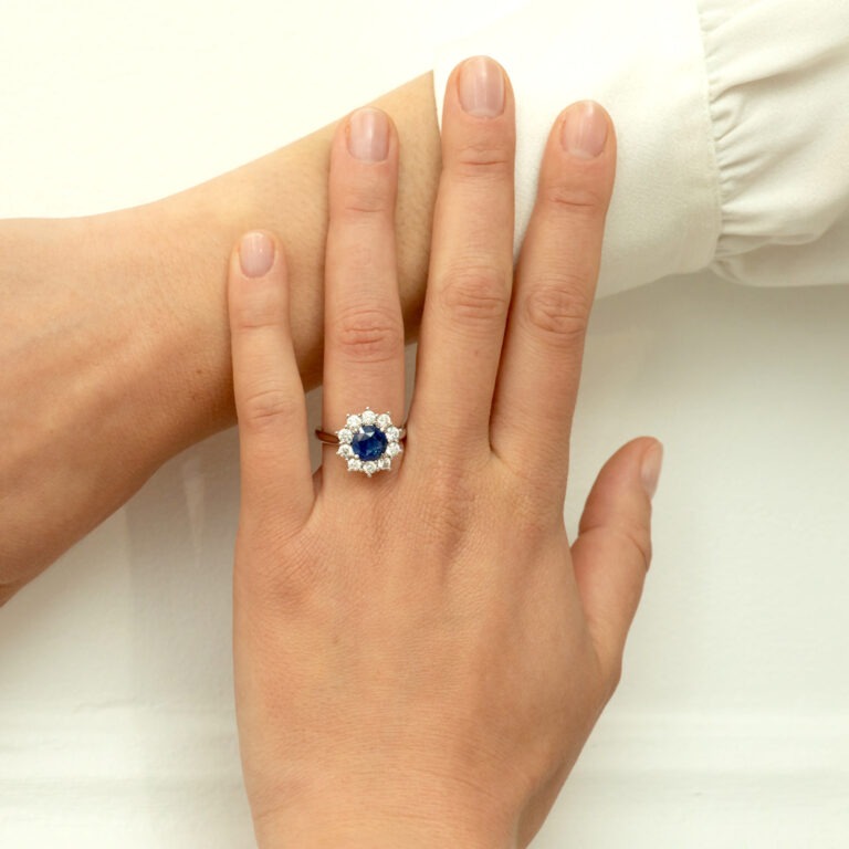Bague de fiançailles saphir rond à entourage