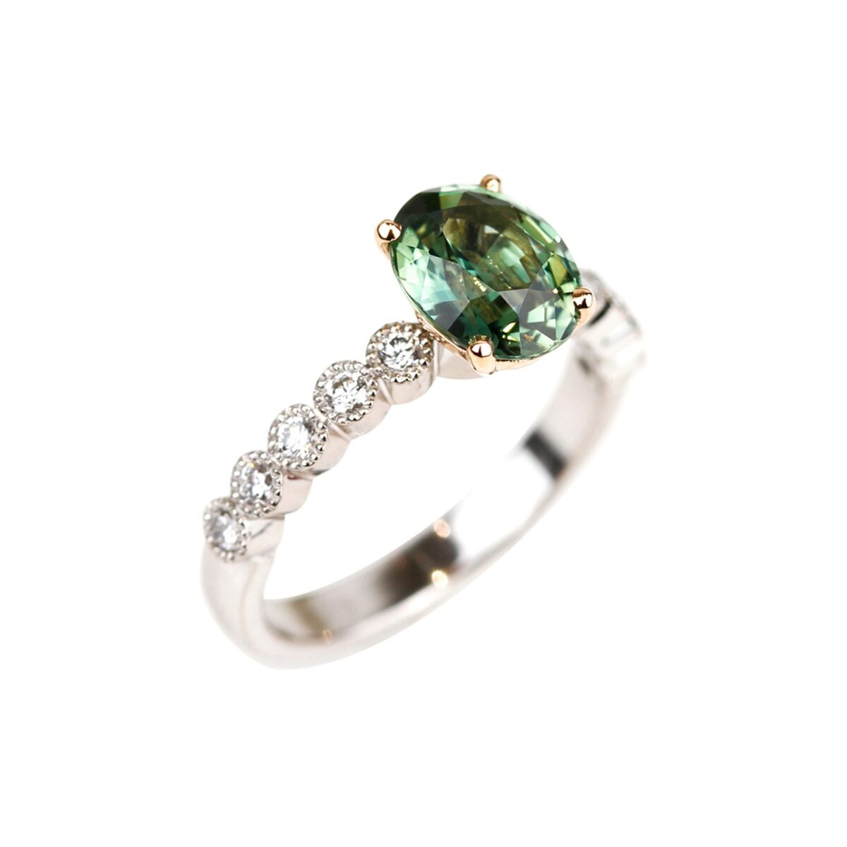 Bague saphir vert diamants serti millegrain