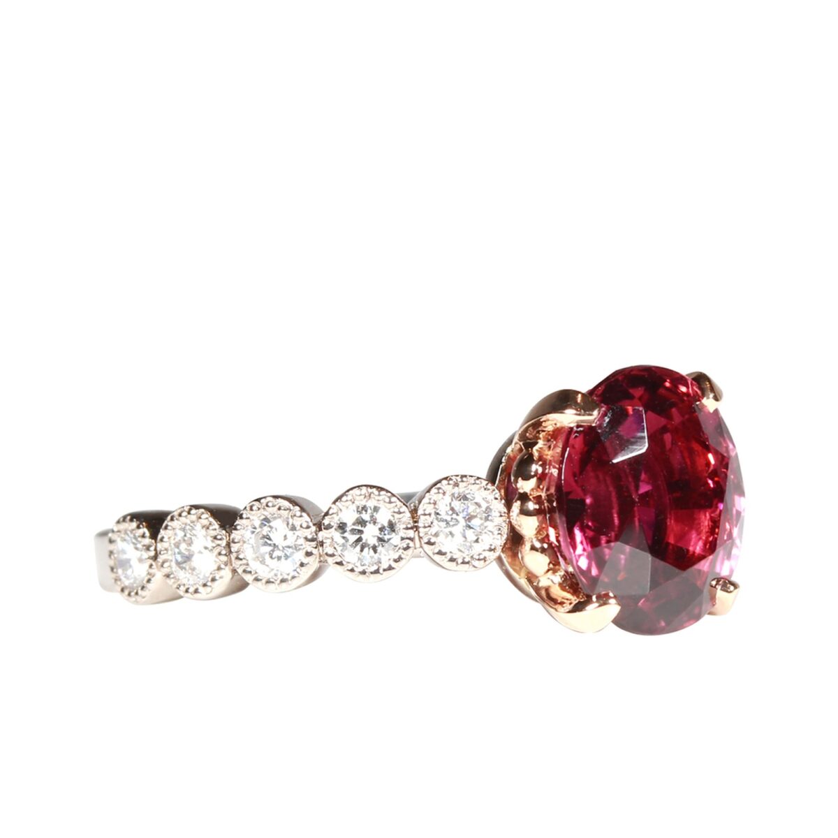 Bague rubellite, diamants sertis millegrain