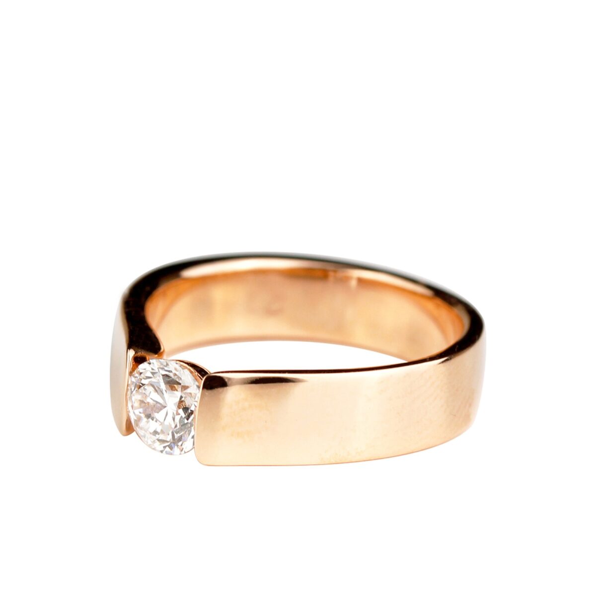 Solitaire diamant serti en demi-clos sur anneau jonc en or rose 18 K
