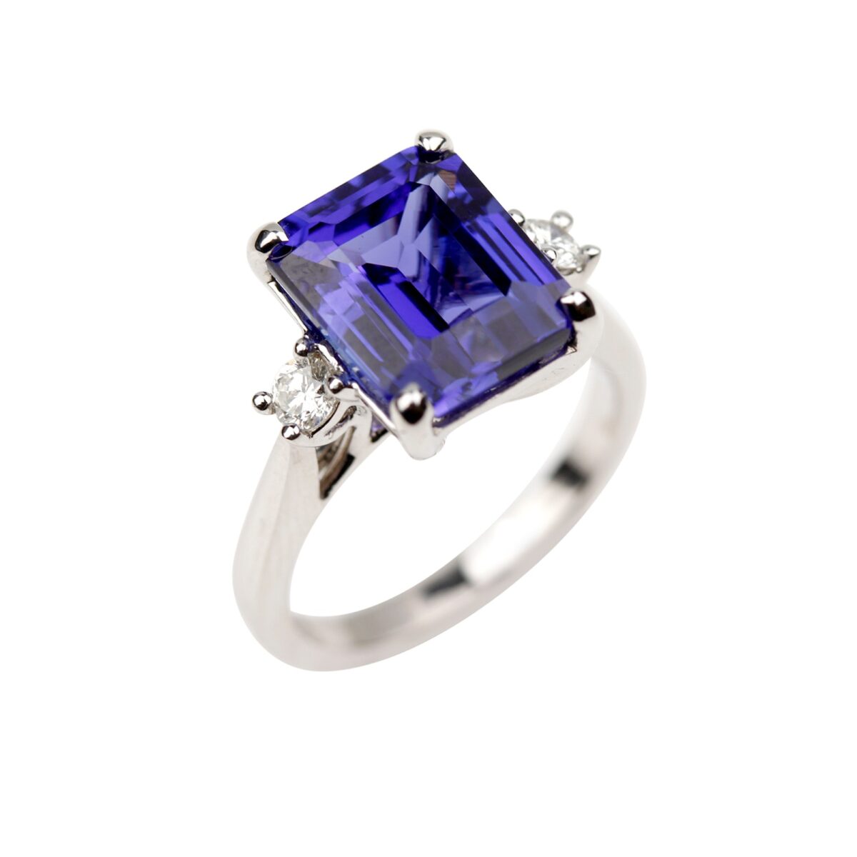 Bague Tanzanite taille émeraude et diamants