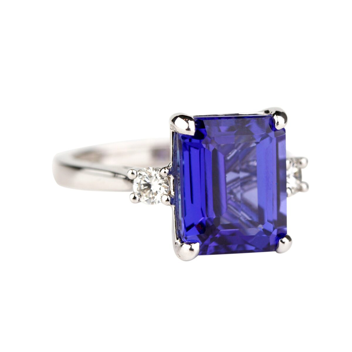 Bague Tanzanite taille émeraude et diamants