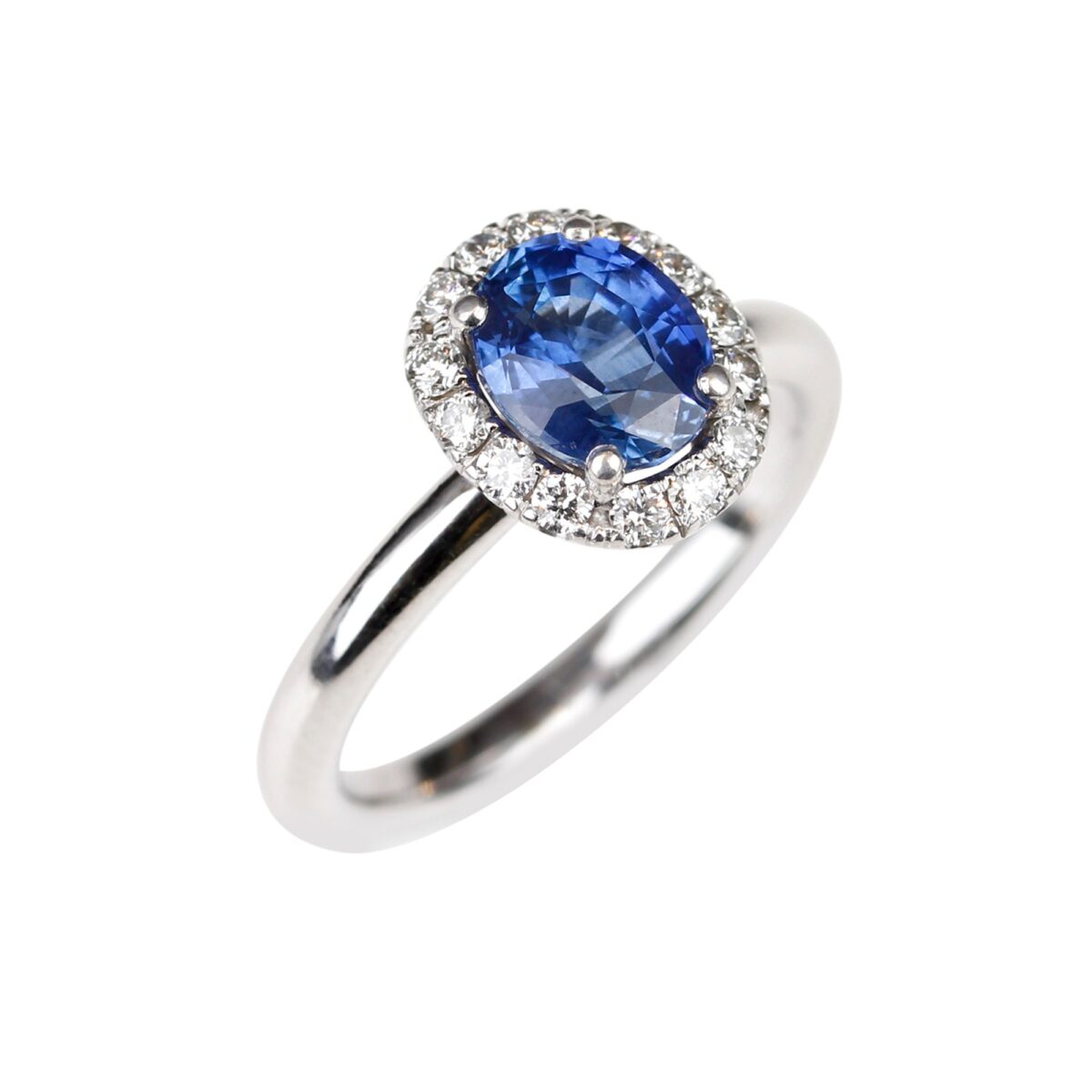 Bague saphir bleu ovale et entourage diamants