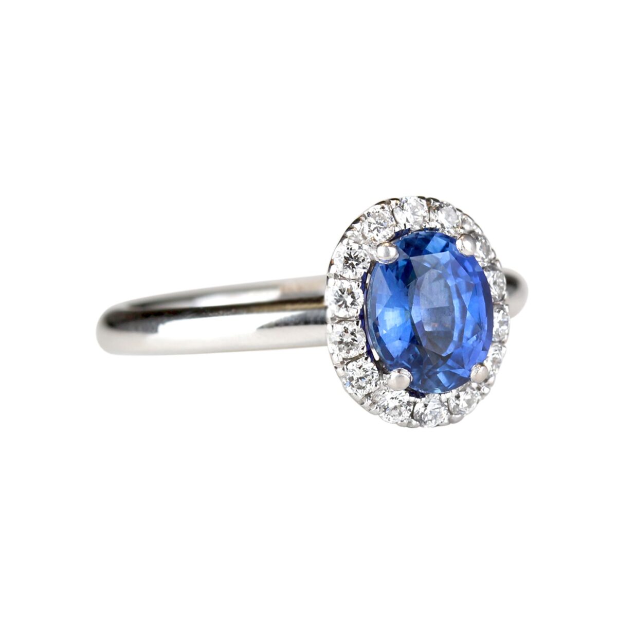 Bague saphir bleu ovale et entourage diamants