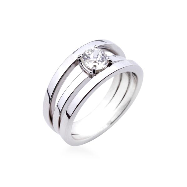 Solitaire Diamant taille brillant serti sur un corps de bague triple en or blanc