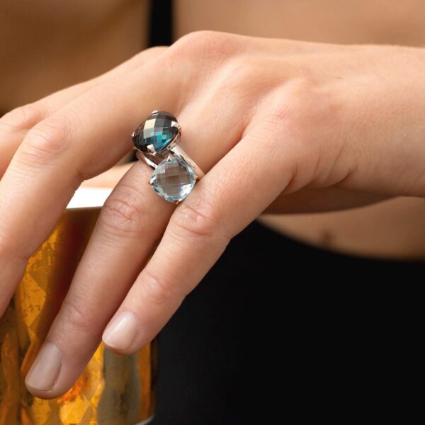 Bague topaze bleue et or blanc