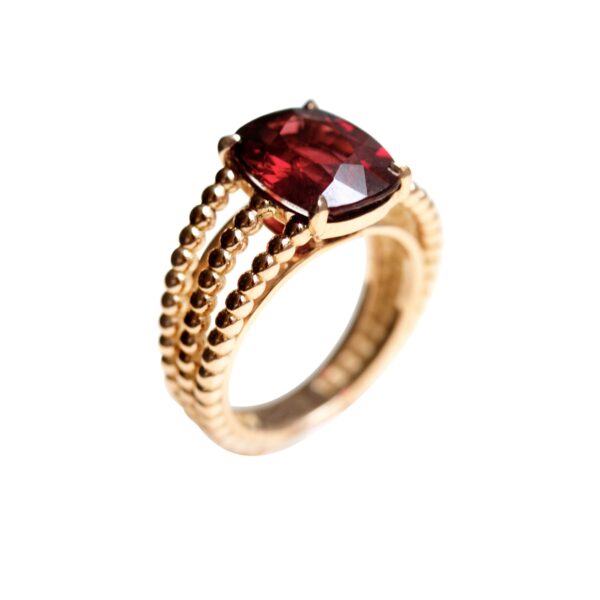 Bague grenat et or rose perlé