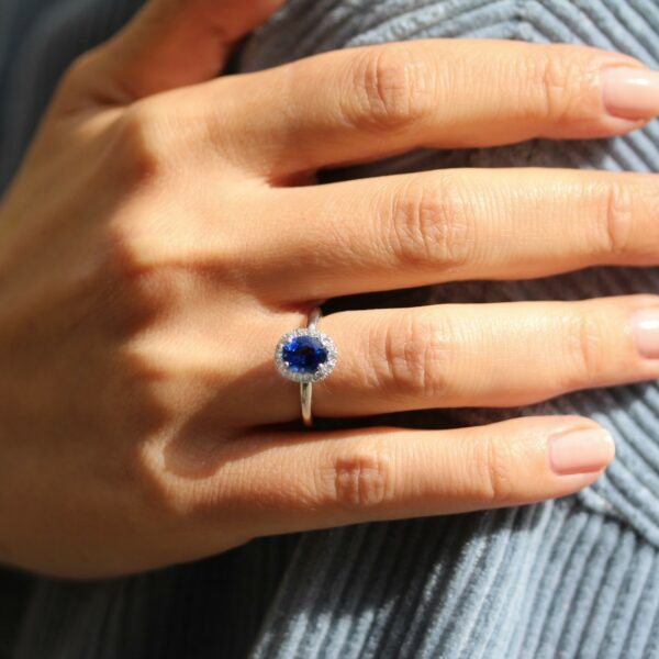 Bague saphir bleu ovale et entourage diamants