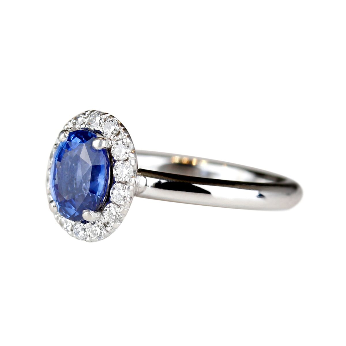 Bague saphir bleu ovale et entourage diamants