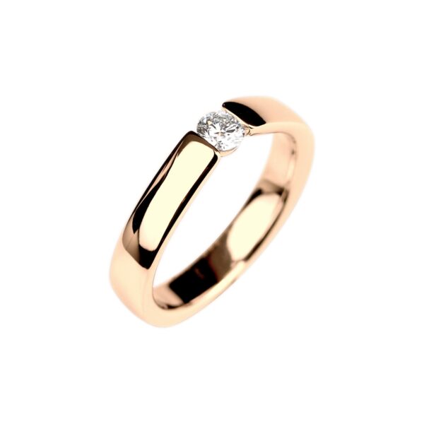 Bague en or rose 18K avec diamant taille brillant de 0,25 carat serti en demi-clos sur un anneau jonc plat.