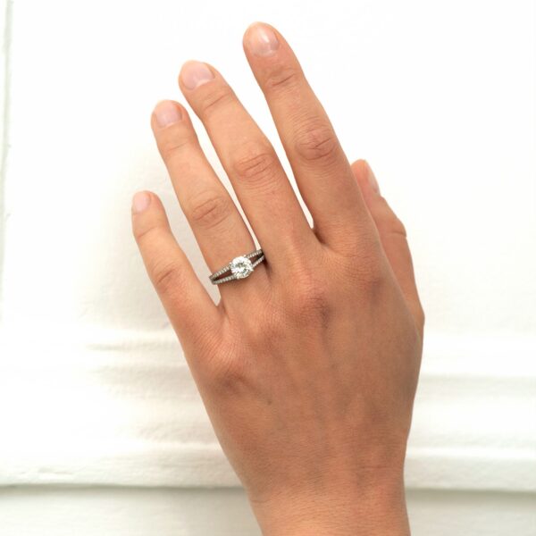 Solitaire diamant rond anneau double habillé de diamants