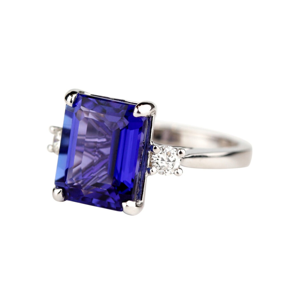 Bague Tanzanite taille émeraude et diamants