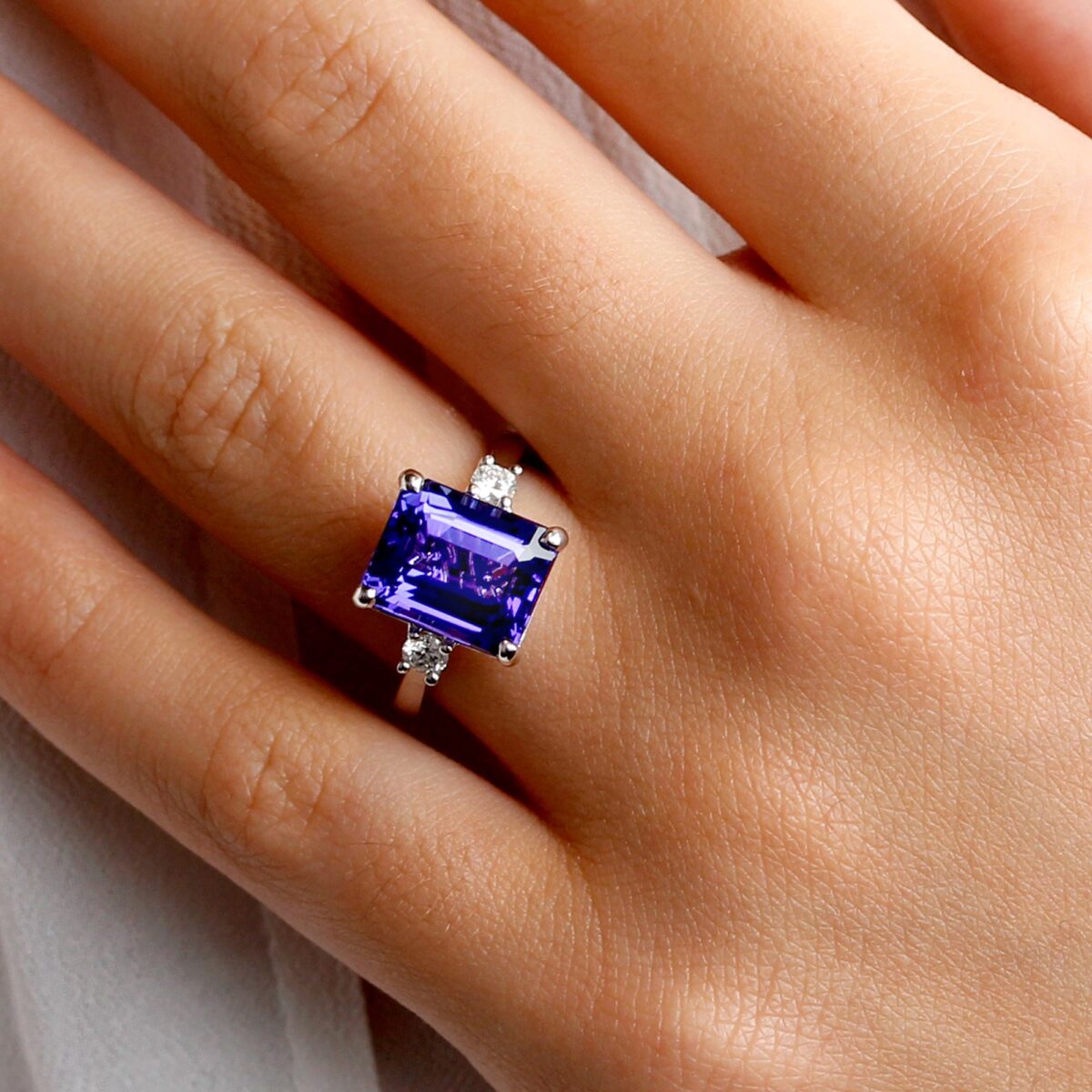 Bague Tanzanite taille émeraude et diamants