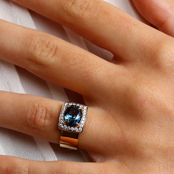 Bague spinelle bleu diamants et or jaune