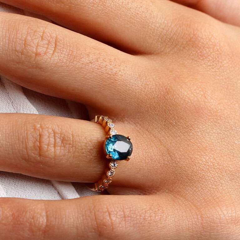 Bague tourmaline bleue ovale diamants